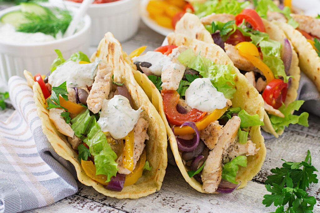 Tacos de Pescado Estilo Baja con Salsa de Yogur y Limón